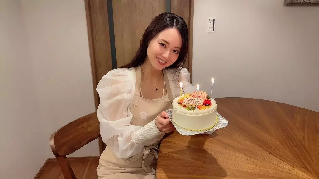 吉澤明步獲烹飪班學生慶祝39歲生日,引退3年的她增添幾分「中女」味。