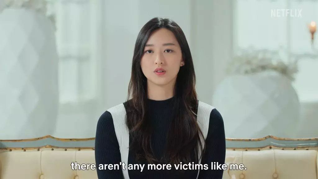 以受害人身份現身說法。