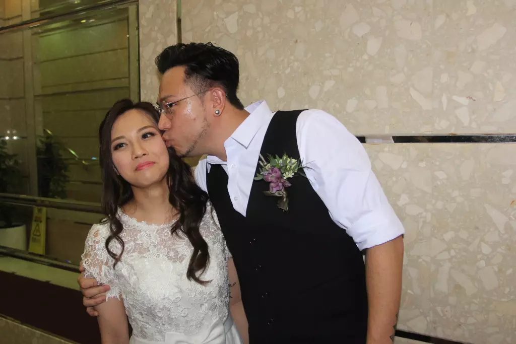 Steven與雯雯在2019年9月簽紙結婚。