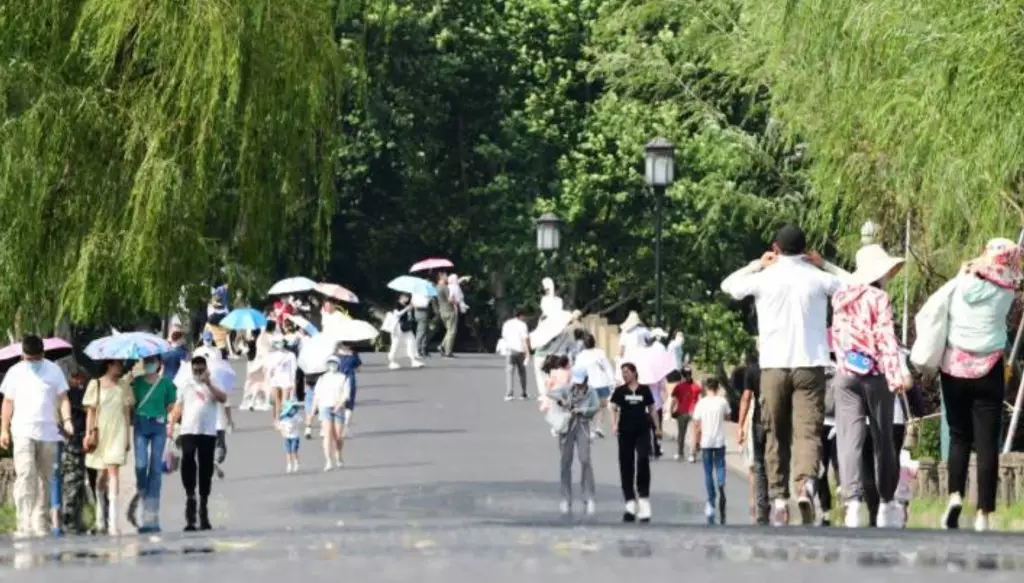 內地防疫措施解釋,大量市民參加旅行團。