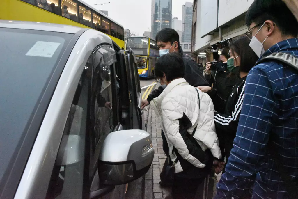 李卓人太太鄧燕娥今年3月被警方押往前往其美孚單位搜證。