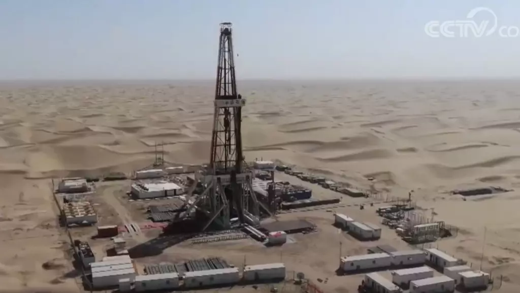 新疆塔里木盆地富滿油田的果勒3C井順利完鑽，以9396米井深刷新亞洲陸上最深油氣水平井紀錄。央視截圖
