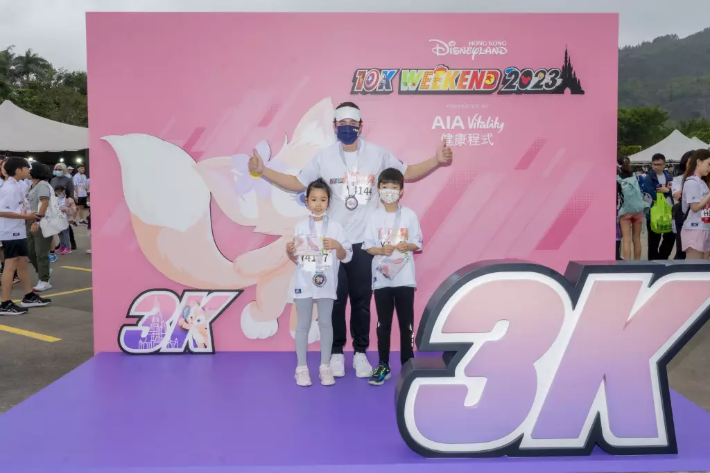 陳豪與仔女到場。