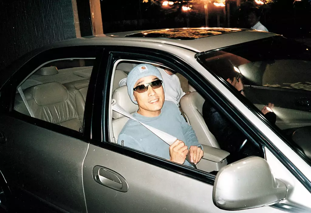 梁家輝於2002年11月駕車途經紅磡海底隧道時，與一輛巴士及一輛私家車相撞，他更打傷巴士司機。