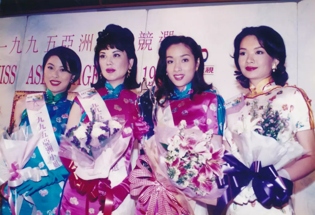 1995年度亞洲小姐競選冠軍楊恭如(右二)、亞軍黎淑賢(左一)、季軍黎思嘉(右一),宮雪花則獲得「最受傳媒關注獎」。