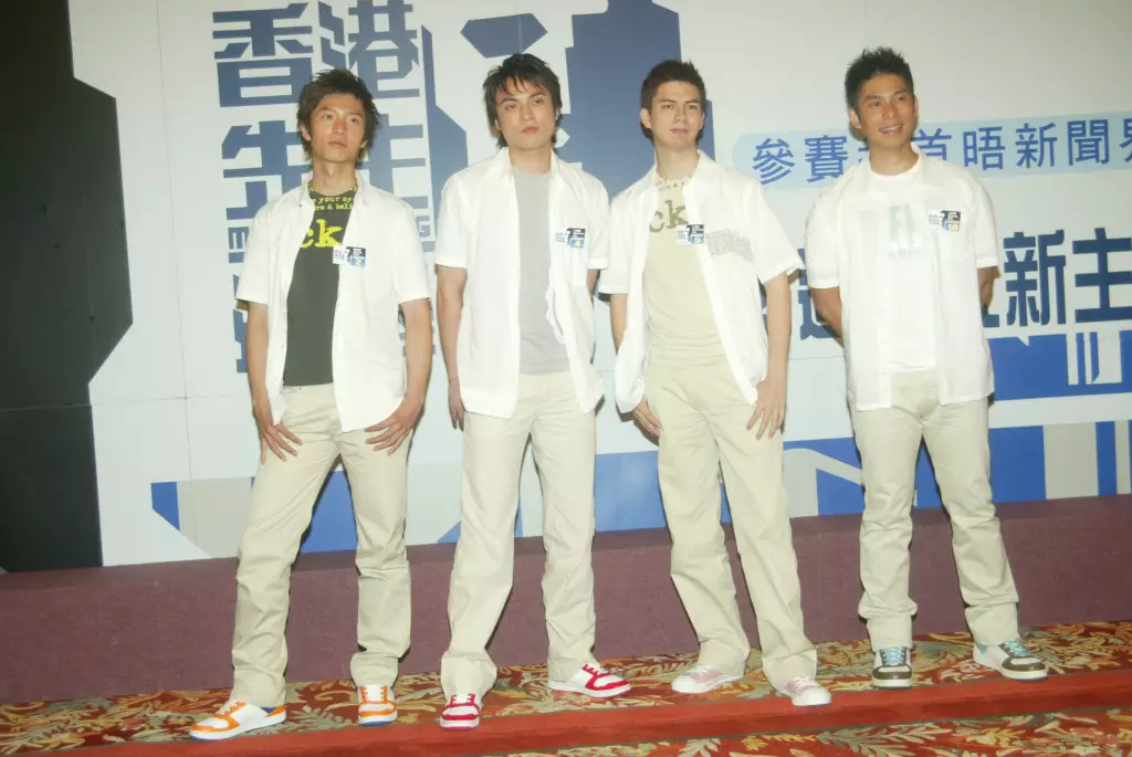 宮雪花兒子江澤龍(右二)在2005年曾參加TVB的《香港先生選舉》。左一為高鈞賢。
