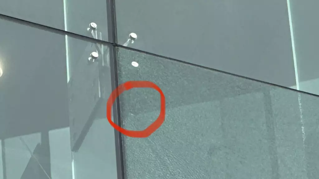 西九龍法院大樓二樓一幅2米乘5米的玻璃外牆早前被發現遭毀壞。資料圖片