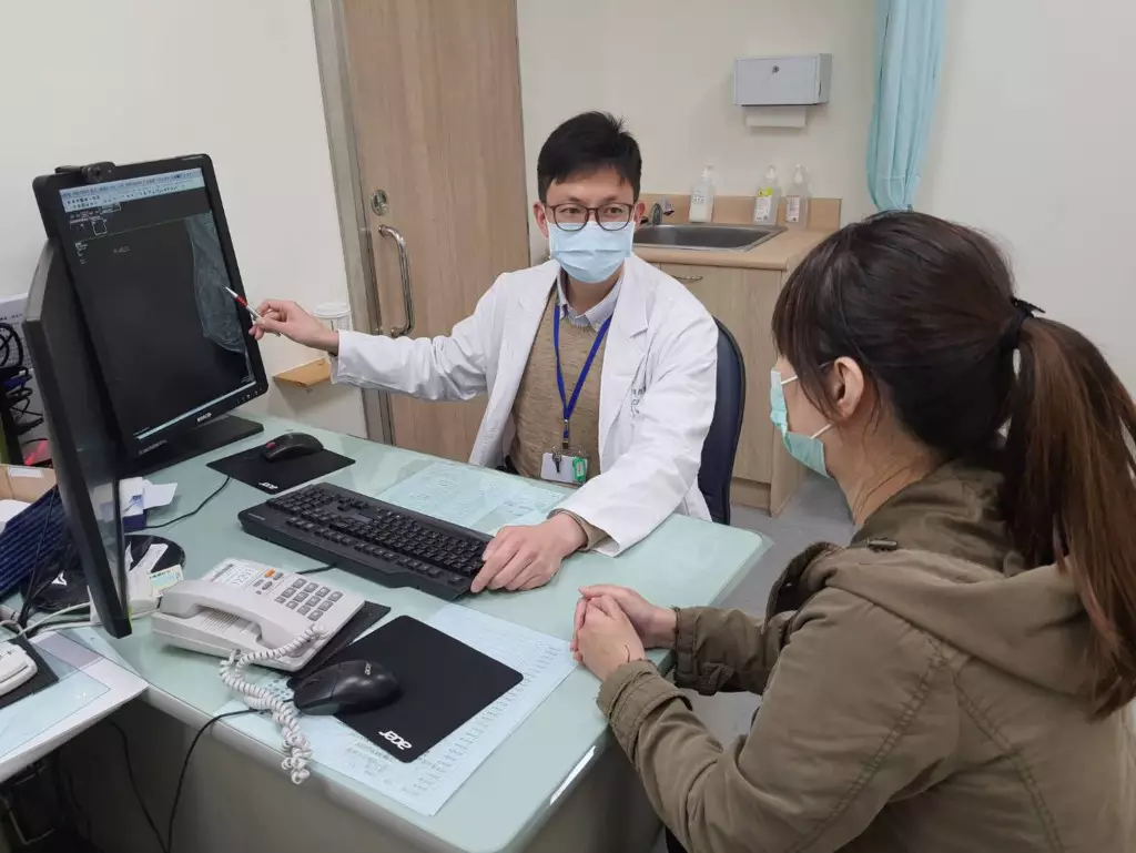 台灣大里仁愛醫院乳房外科醫師周旭桓(左)指年輕乳癌患者逐年增加,呼籲及早就醫。
