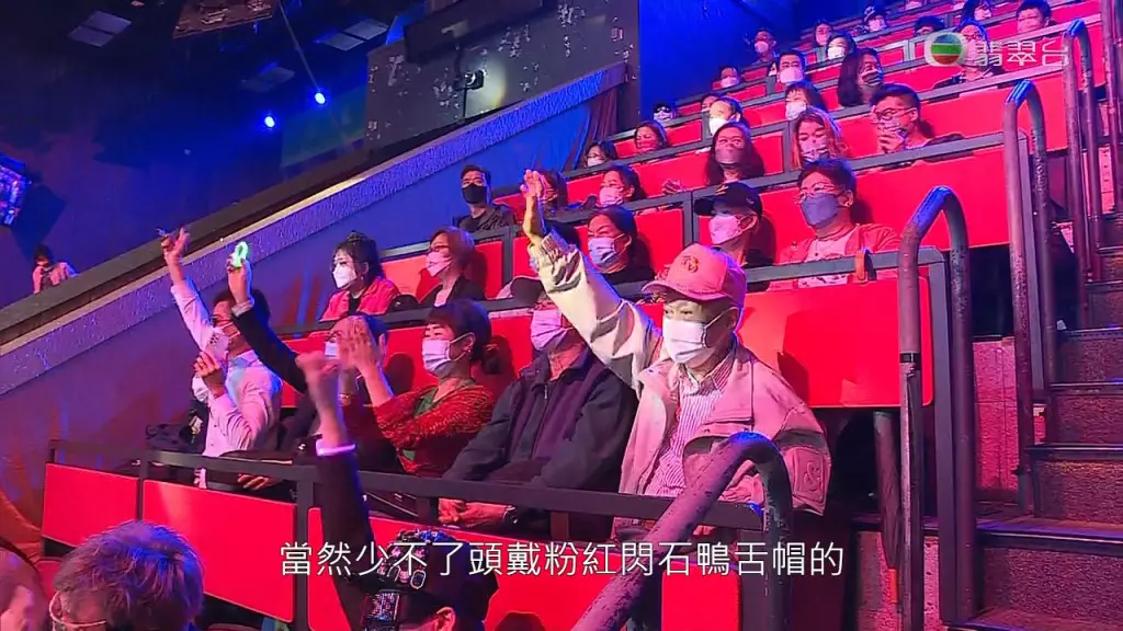 又揮手又拍手,力撐偶像娜娜!