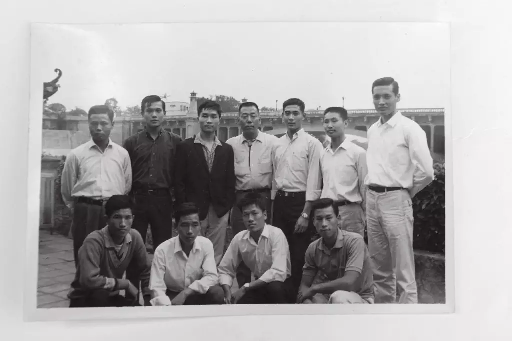 劉江(右二)於1965年返港前與同學合照,秦祥林(後右一)及張翼(後右三)。