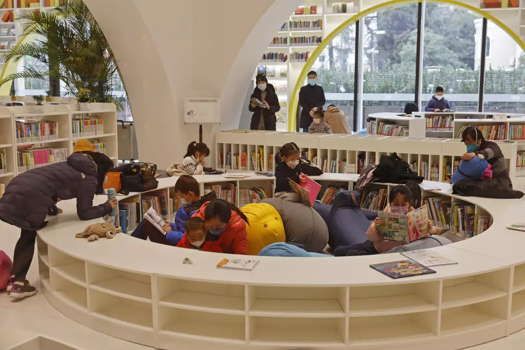 市民帶著孩子一起在上海徐家匯書院看書。 中新社