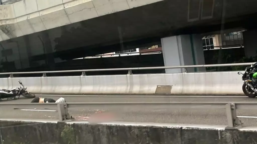 鐵騎士當場頭爆身亡,腦漿溢出。fb截圖