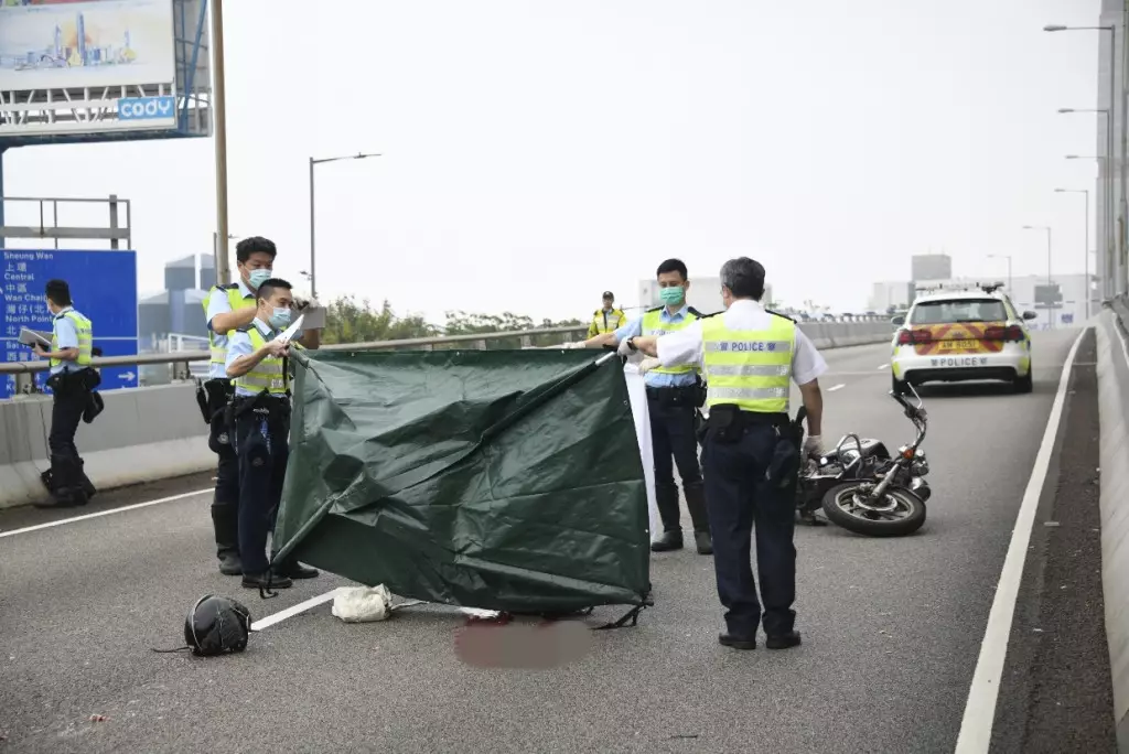 鐵騎士遺體用帆布遮蓋。
