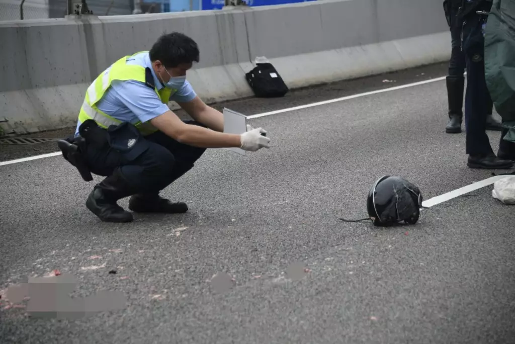 警員為頭盔拍照搜證。