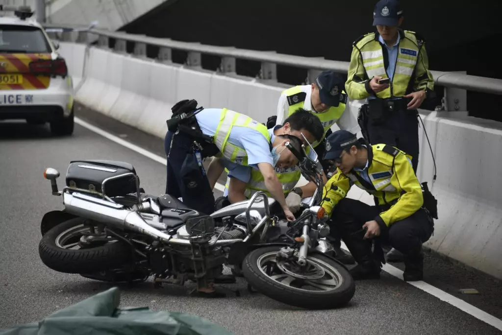 警員檢查肇事電單車。