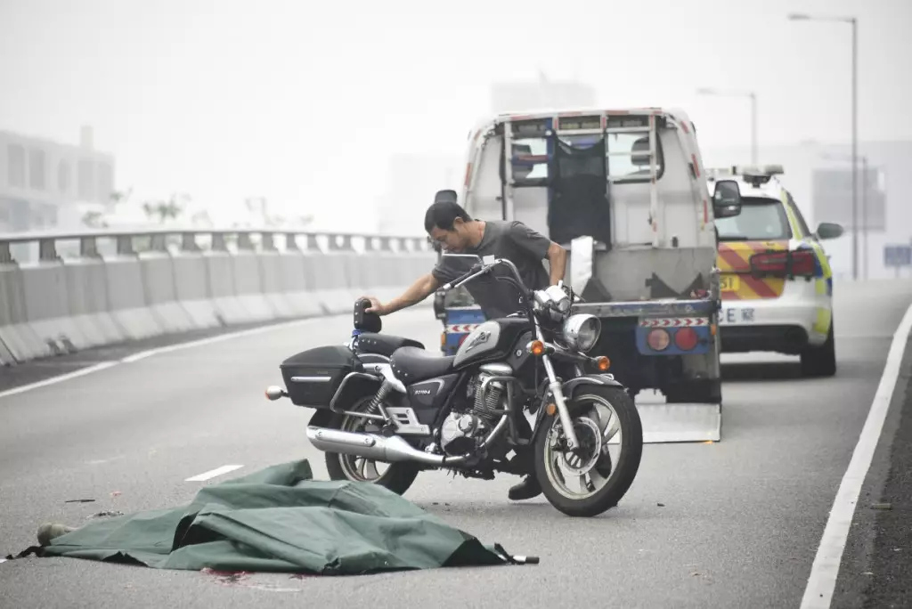 肇事電單車被搬走待查。
