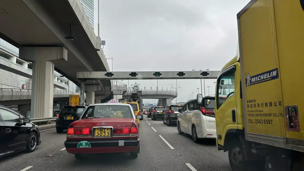 西隧往香港方向嚴重擠塞。
