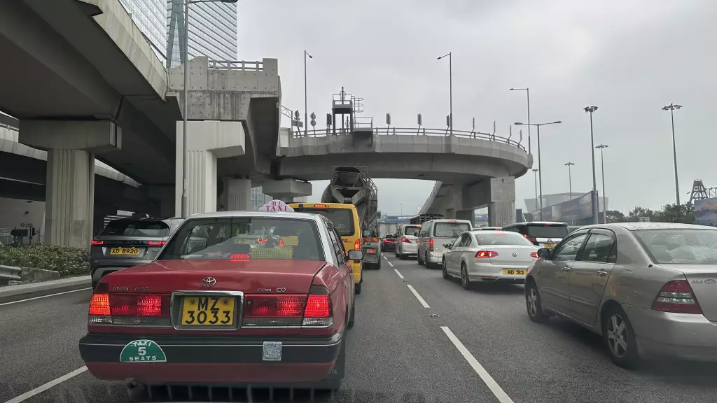 西隧往香港方向嚴重擠塞。
