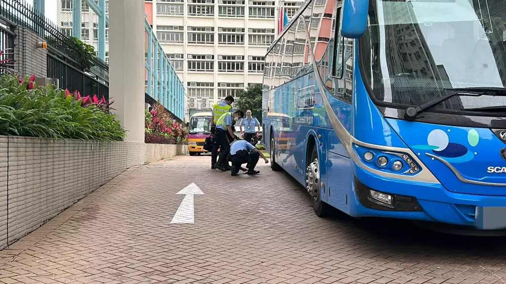 警方檢查肇事旅巴。