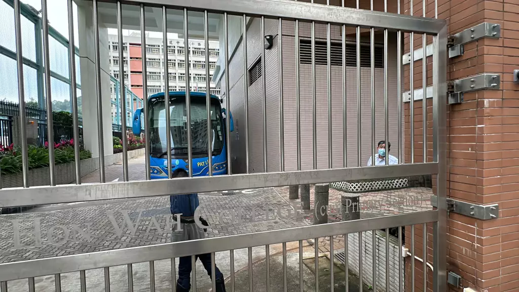 肇事旅遊巴事後泊在小西灣一所中學內待查。