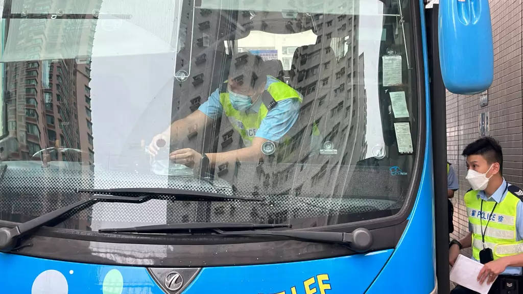 警員拆下車頭CCTV鏡頭搜證。
