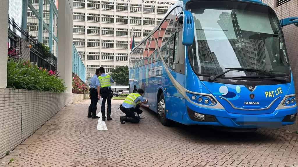 警員檢查車胎。