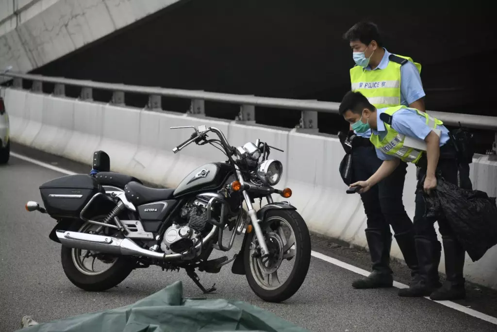 警員檢查肇事電單車。