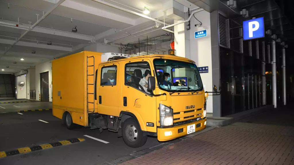 遺體由仵工移送至殮房。