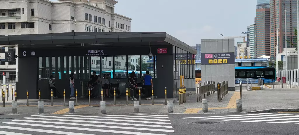 福田口岸聯檢大樓旁(左手邊),過一小段馬路即達深圳地鐵10號線。網圖