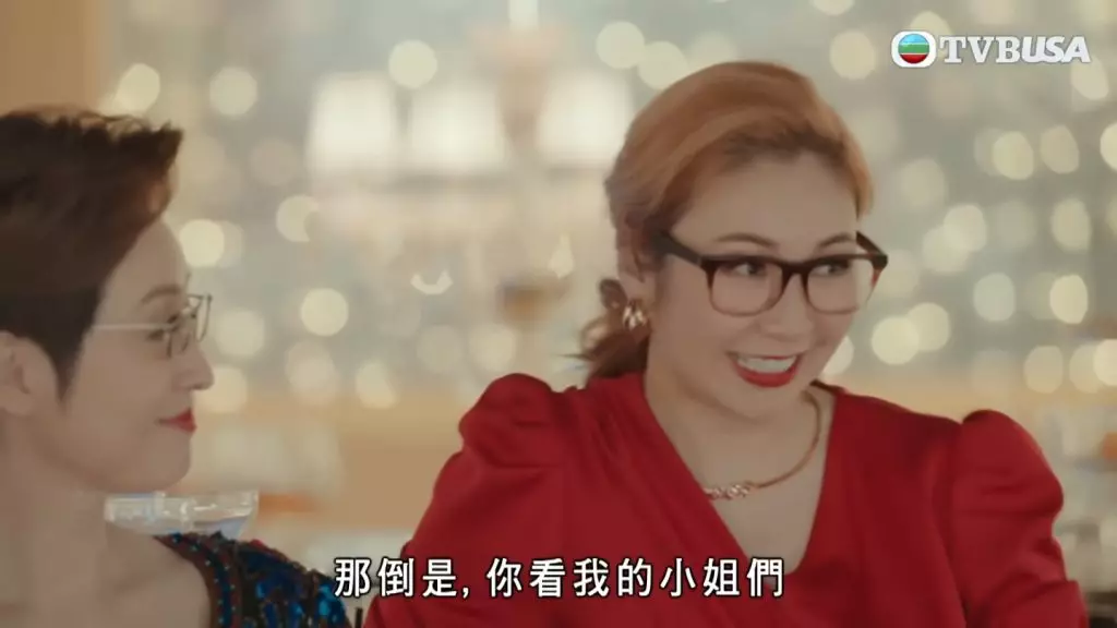 莊思敏還有「眼鏡娘」老師打扮。