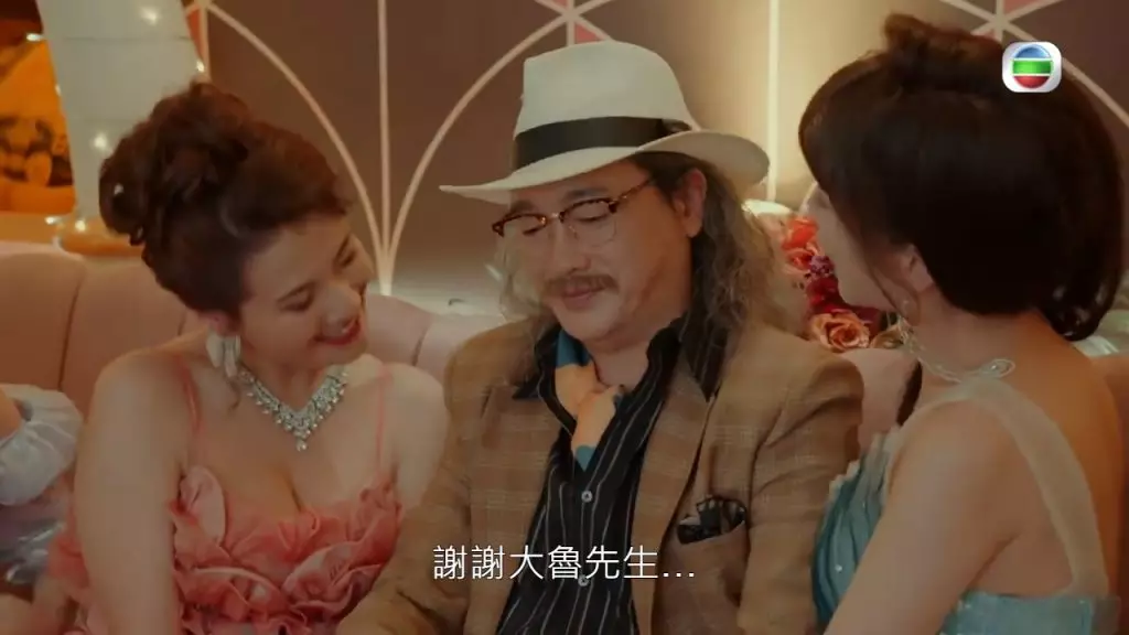 趙碩之於劇中演有位獨生子的媽媽,為養子下海做舞小姐,首次出場已力谷上圍好搶鏡。