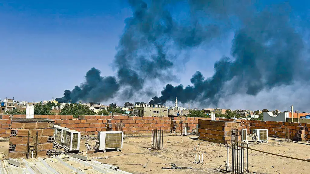 蘇丹首都喀土穆一家醫院附近上周五冒起硝煙。