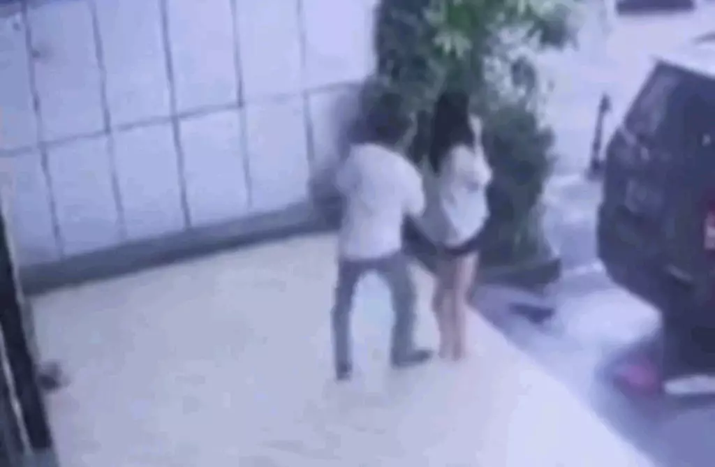 閉路電視畫面顯示，白衣男子突然從身後從背後掏女事主下體。