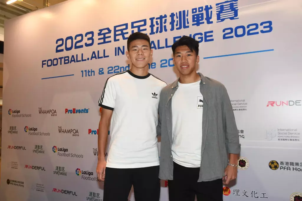 應屆香港足球明星選舉最佳青年球員、港隊前鋒孫銘謙(左)及東方隊友黃雋皓亦現身支持。