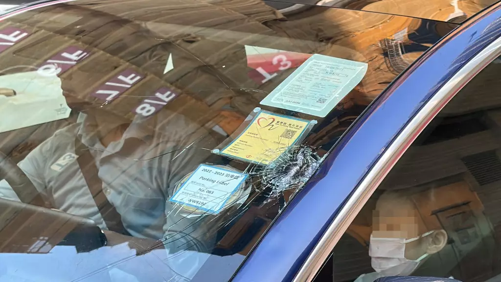 擋風玻璃上貼有新界西醫院聯網的停車證。