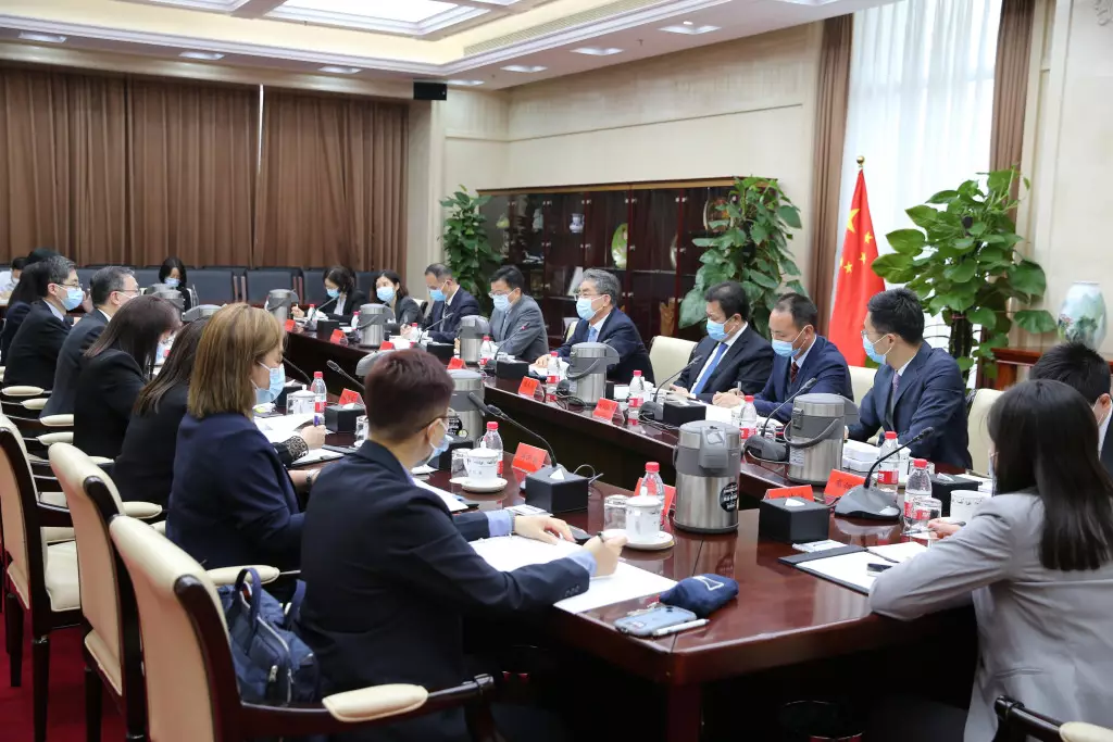 律政司司長林定國在北京與國家監察委員會副主任張福海會面。政府新聞處圖片