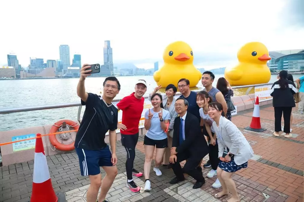 何永賢14日在社交平台分享自己亦與同事即興打卡橡皮鴨,仲巧遇做運動議員。何永賢FB圖片