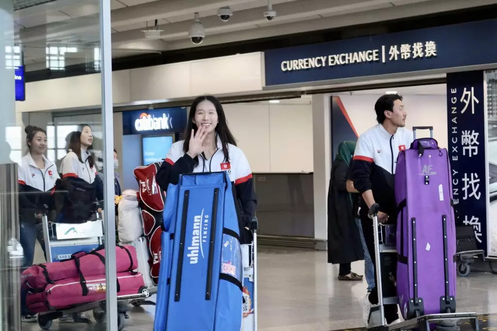 江旻憓(前)亞錦賽後返港笑容滿面。