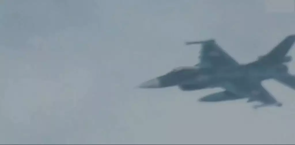 在俄國防部公布的視頻可見，俄羅斯出動了多類型的戰機。 俄國防部視頻截圖