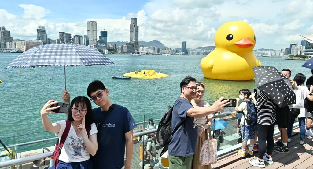 來港展覽的其中一隻黃色橡皮鴨下午泄氣，仍無阻遊人「打卡」興致。