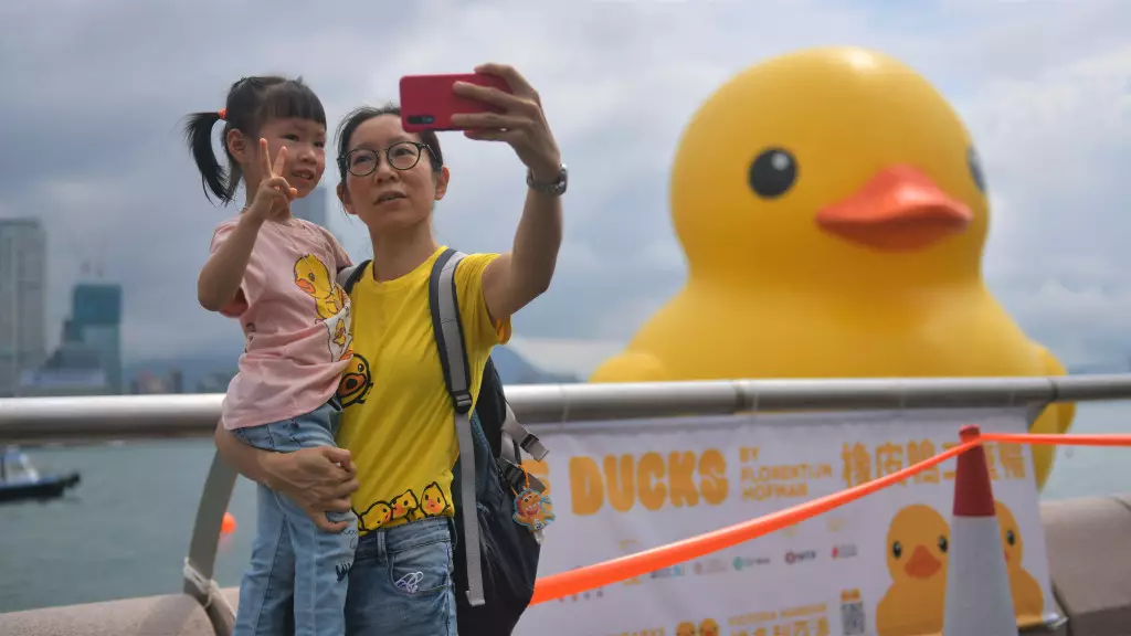 黃色橡皮鴨在維港展出的首個周日，市民與「回復單身」的大鴨打卡。