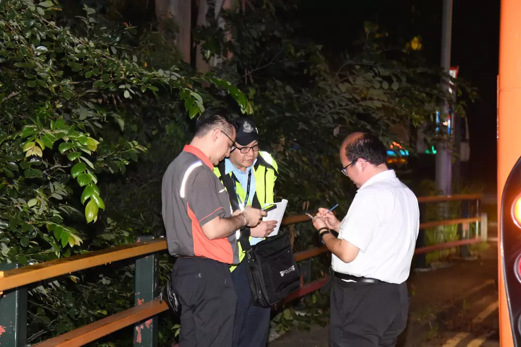 巴士司機向警員講解事發經過。