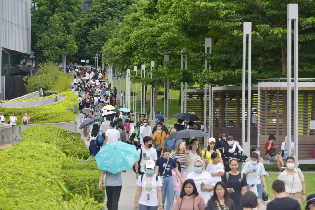 黃色橡皮鴨在維港展出的首個周日,觀鴨市民人山人海。