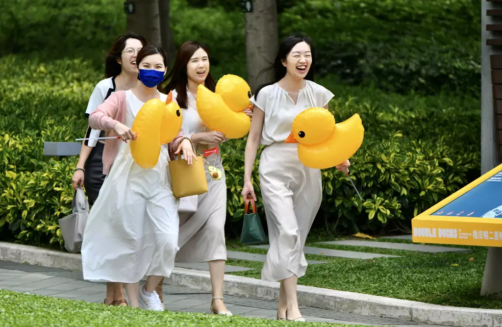 「漏氣」黃鴨復活,市民重回笑容。