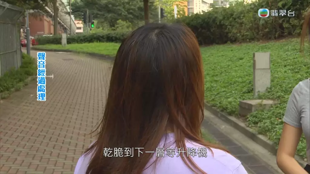 有時甚至會全裸走到大廈樓下,不論男、女街坊都對他避之則吉。