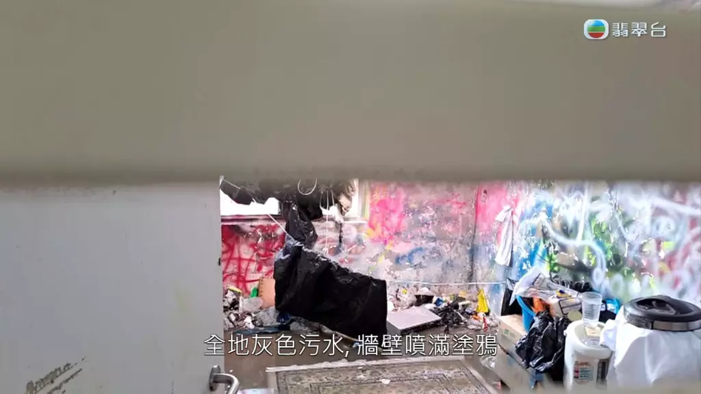 亦有同層鄰居曾目擊有男護士上門送藥,更向街坊大呻該男子再次不肯服藥,令鄰居非常害怕。