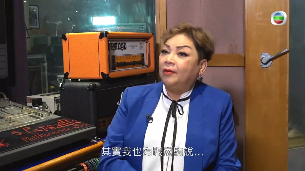 肥媽更一度哽咽說：「其實我都有同家駒講，因為我真係冇時間聽呢首歌，我淨係前兩日聽過一次。」