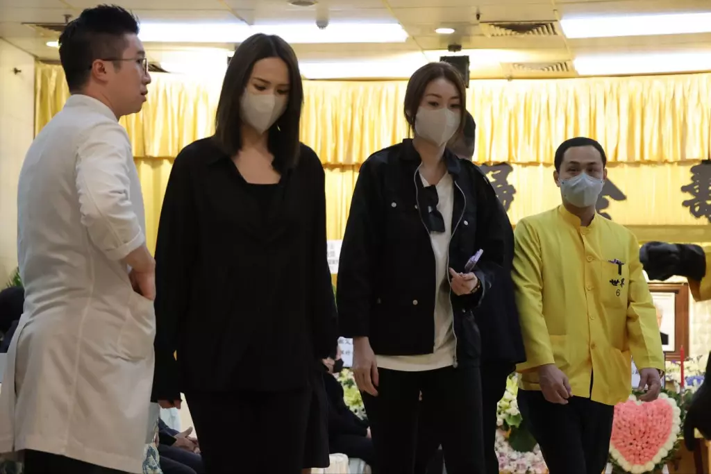 莊鍶敏、莊思明的拿督父親莊寶今年3月初舉行喪禮,子女們一早到靈堂打點。 。