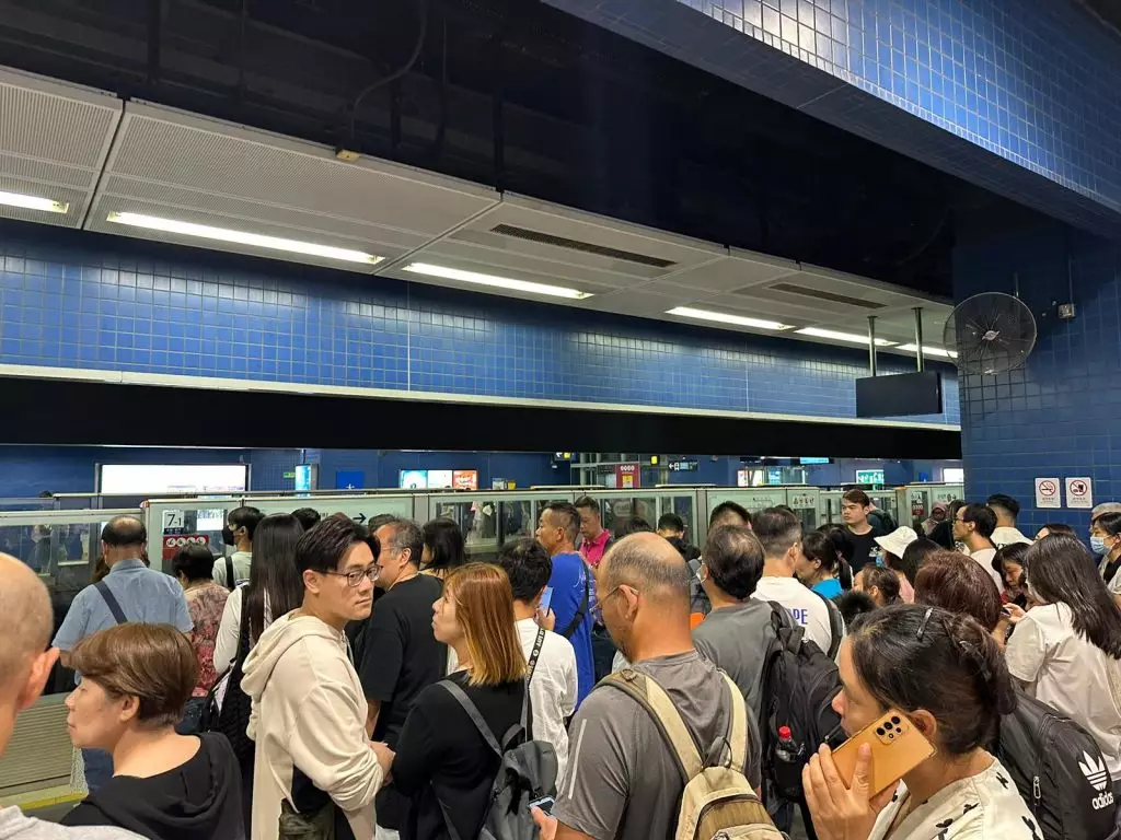 大圍站有大批乘客要臨時轉乘屯馬綫。巴士的報記者攝