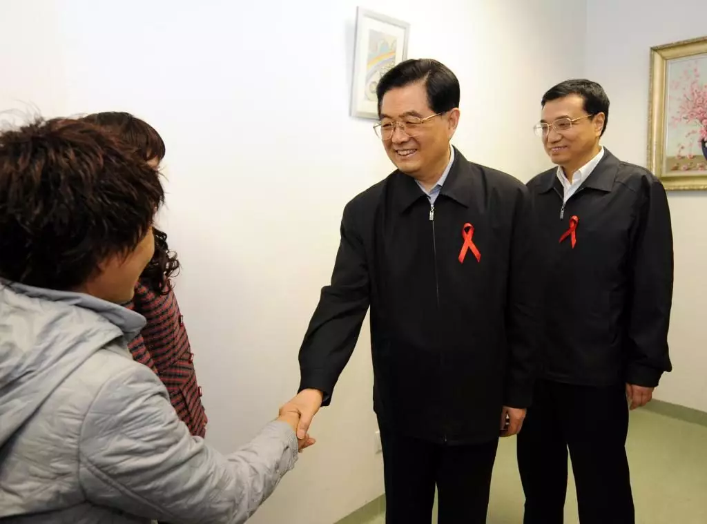 2008年12月1日是第21個世界愛滋病日。胡錦濤和李克強到北京地壇醫院考察。新華社